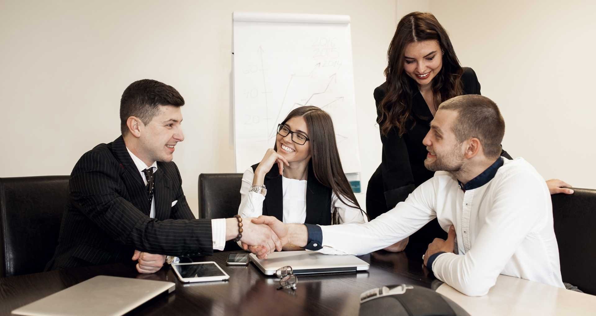 abogados-conviviendo-en-oficina