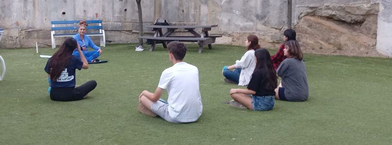 Alumnos de secundaria meditando en el congreso Be Ü en U-ERRE