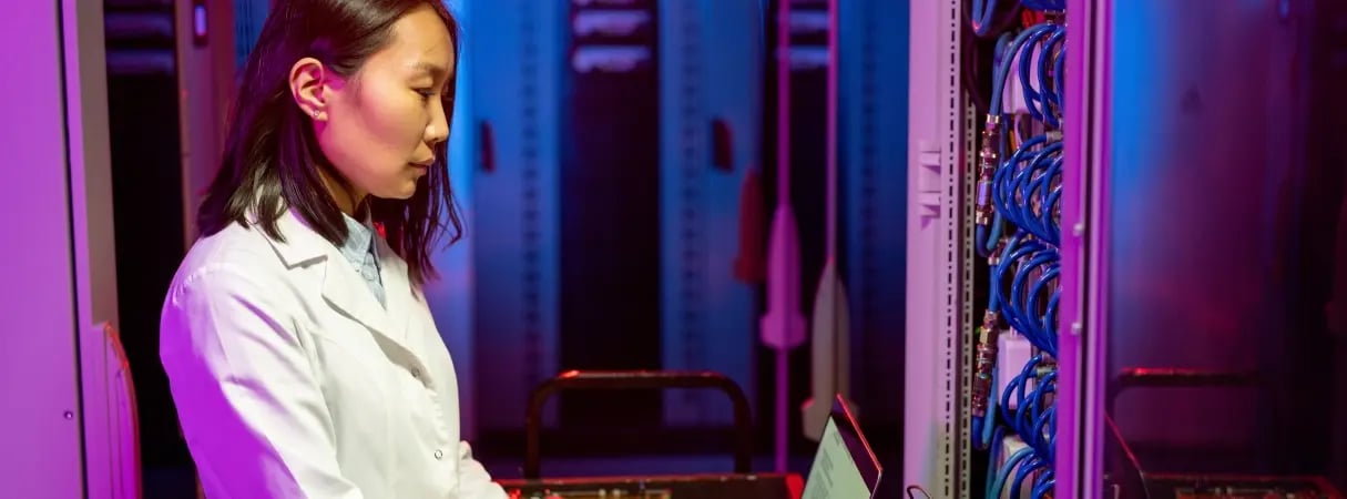 Una científica experimentando con computación cuántica