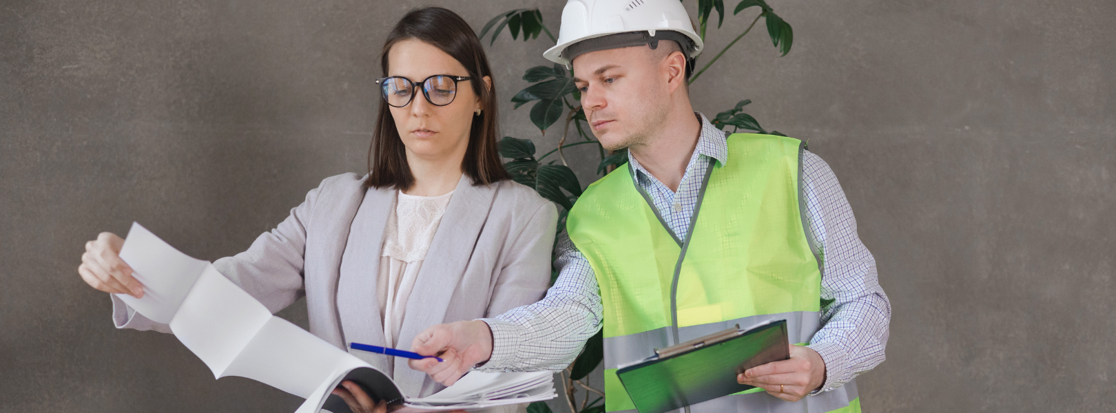 mujer licenciada evaluando planos con un hombre ingeniero, diferencias entre licenciatura e ingenieria
