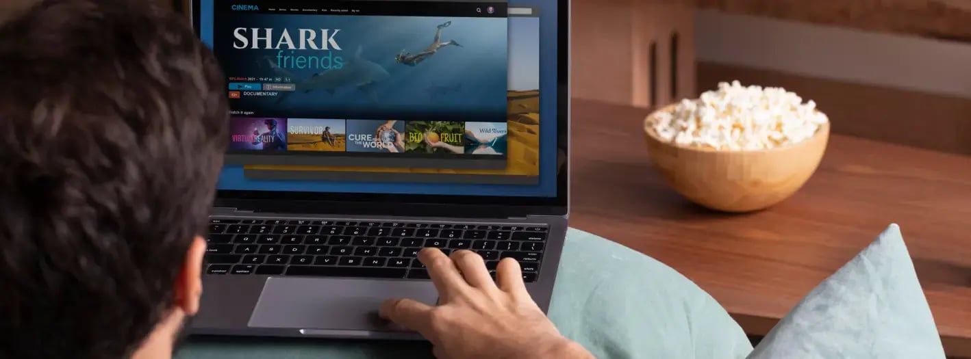 Estudiante viendo servicio de streaming digital en su laptop