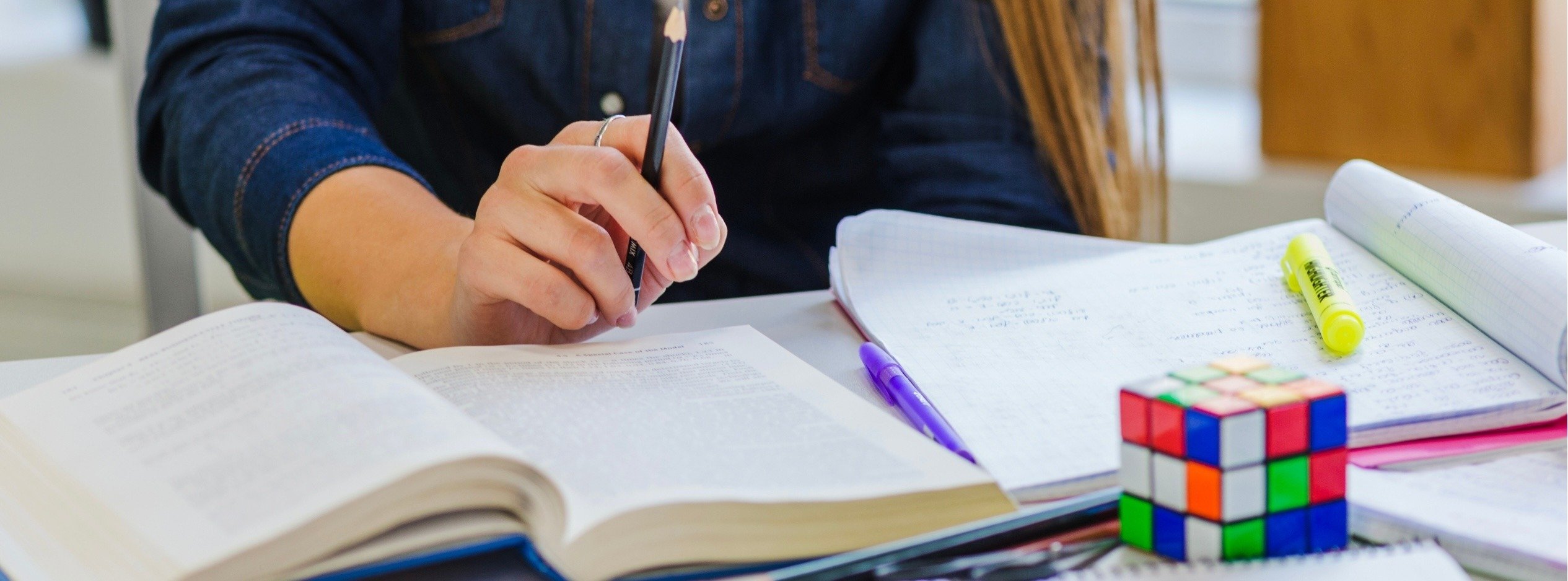 Alumna leyendo y escribiendo sobre orientación vocacional