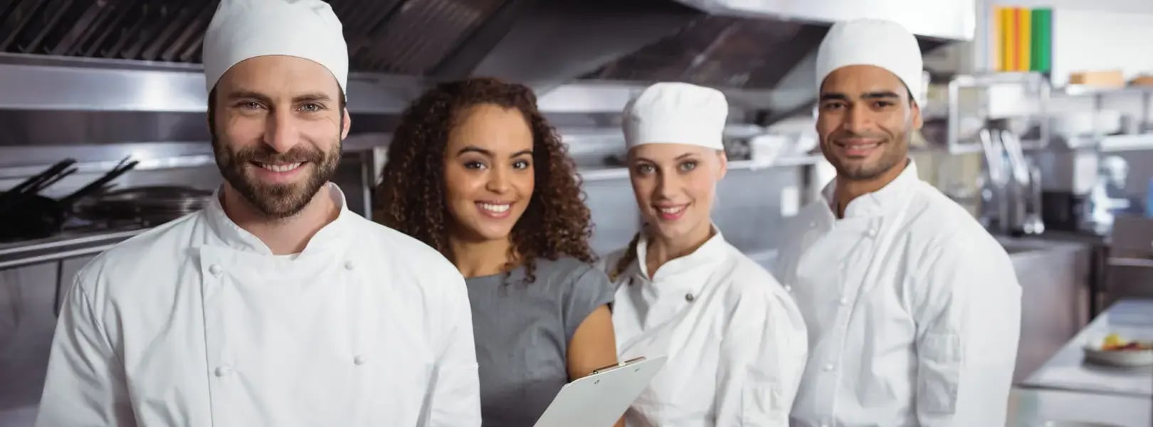 Equipo de cocineros que saben lo que es estudiar gastronomía