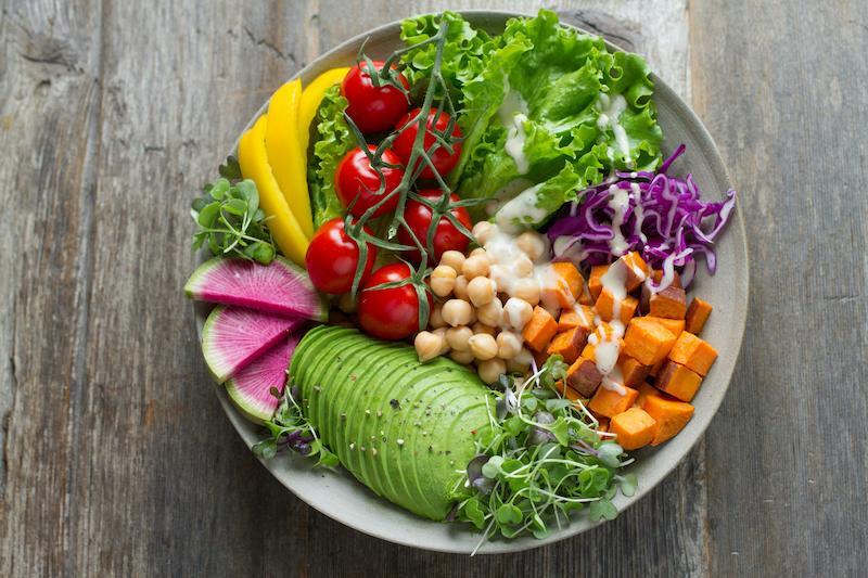 ¿Cuál es la diferencia entre alimentación y nutrición?