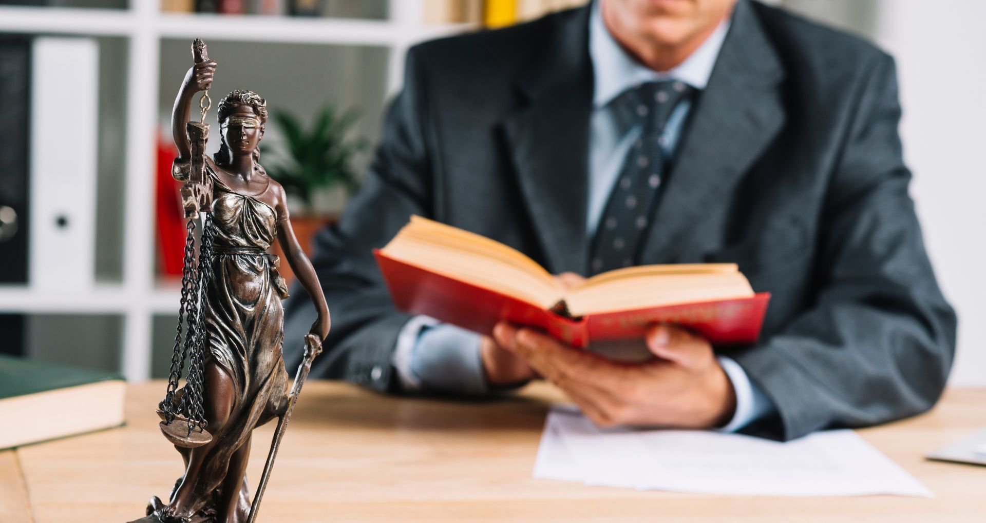 ¿Por qué estudiar Derecho? Convierteté en la voz que defiende la justicia